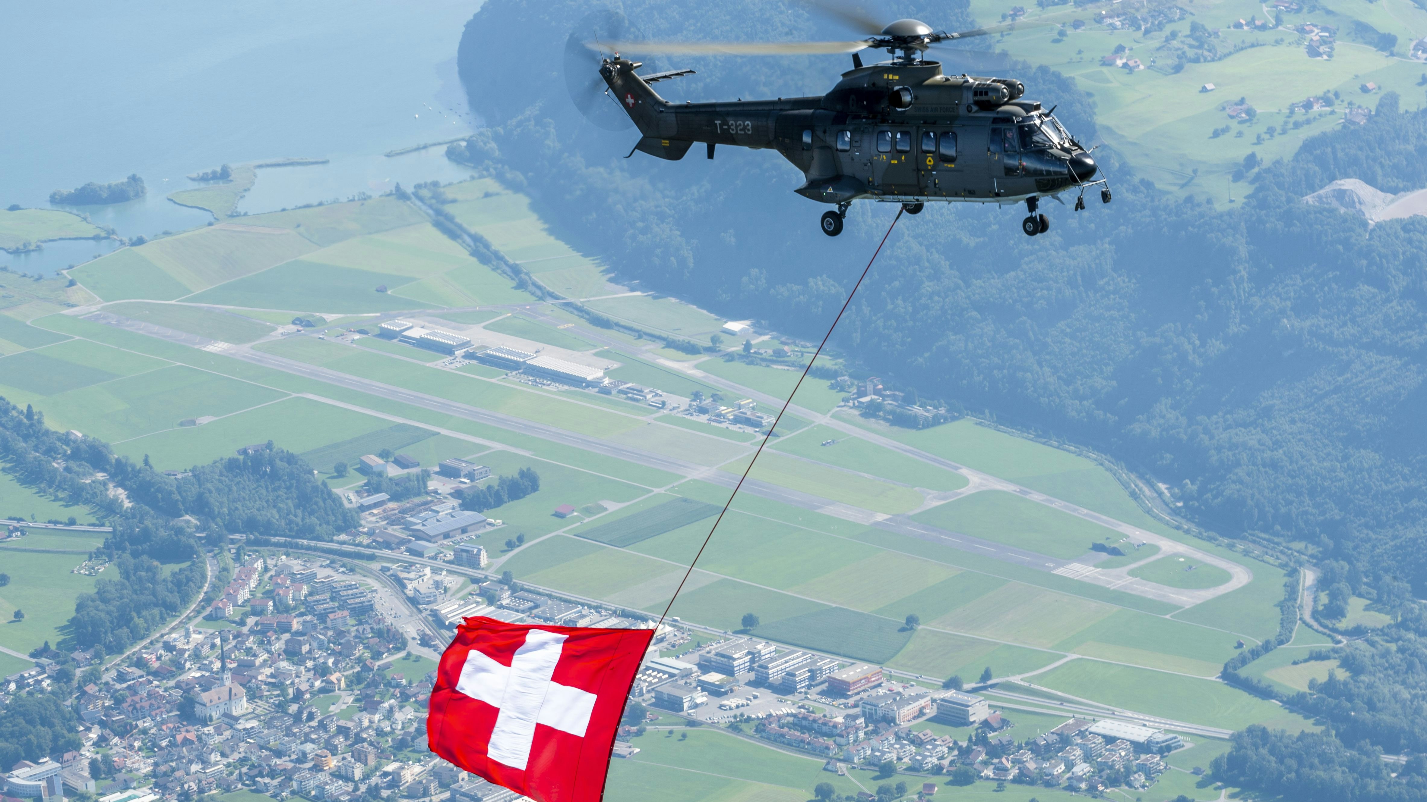 Super Puma T-323, Schweiz, Fahne, Alpnachersee