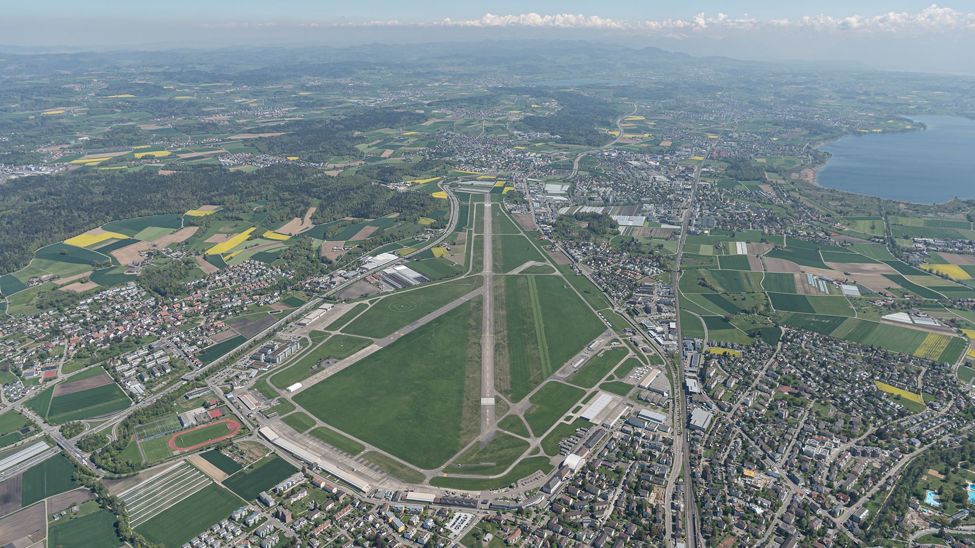 Vista a volo d'uccello dell'aerodromo militare di Dübendorf