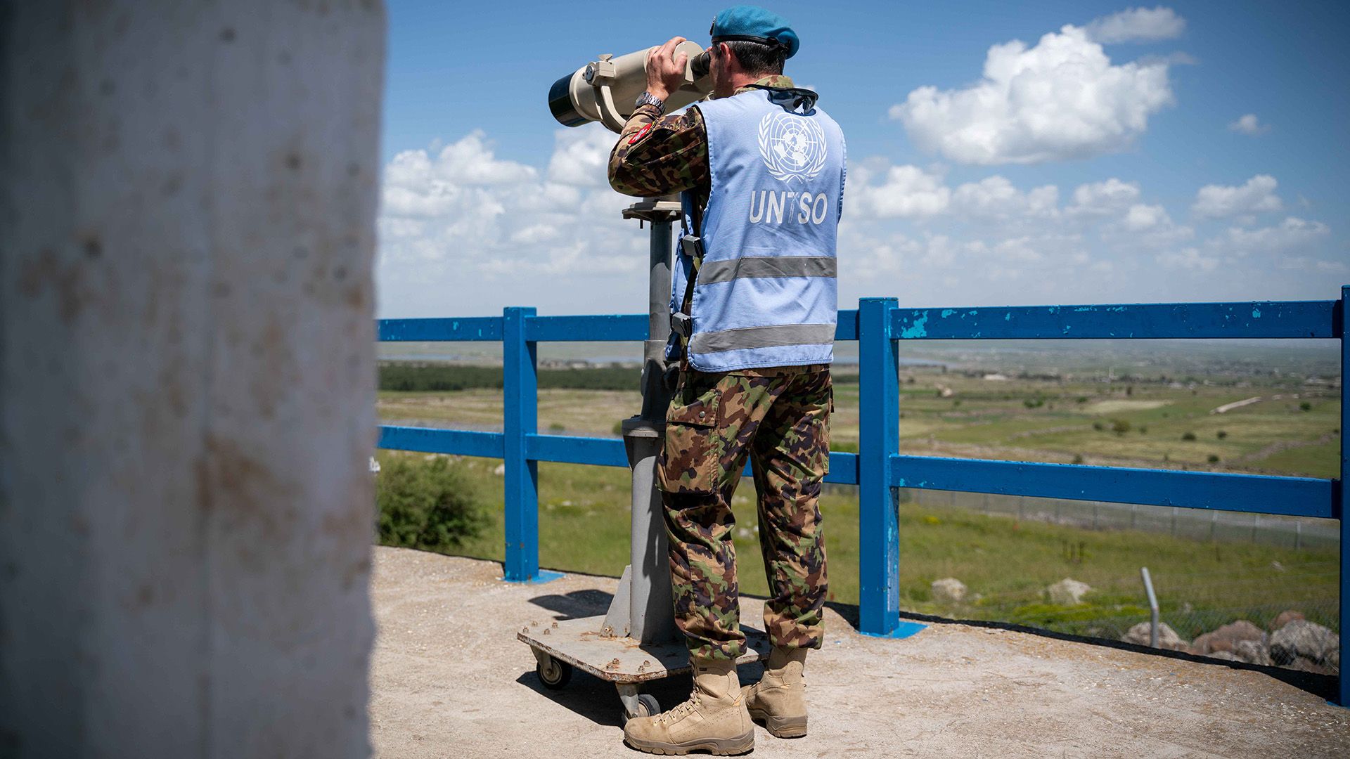Since 1990, Swiss military observers have been deployed in various regions on behalf of the UN. As a part of international working teams, one of the tasks the military observers perform is to observe and report on the incidents that violate the missions mandates They also patrol areas where operations are carried out in order to monitor sensitive regions and obtain information from the local population relevant for assessing the security situation. Under the mandate, they may also con­duct meetings with the authorities and local armed forces or inspect their troops, weapons and ammunition in order to gain a comprehensive overview of the situation on the ground. Swiss military personnel also participate in various missions as staff officers, performing challenging tasks related to situ­ation assessment, operations, logistics and planning. Swiss military observers and staff officers are deployed in the Middle East, the Democratic Republic of the Congo, South Sudan, Kashmir and the Western Sahara.