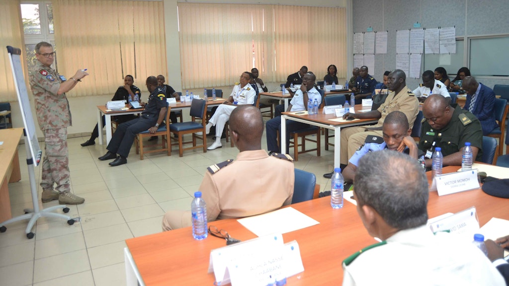 Kofi Annan International Peacekeeping Training Center (KAIPTC) in Ghana e l’International Peace Support Training Centre (IPSTC) in Kenia. In questi centri d’istruzione internazionali ricoprono diverse funzioni e contribuiscono alla formazione mirata di militari di forze armate internazionali, agenti di polizia e civili nell’ambito del promovimento della pace. I temi comprendono tra l’altro l’uguaglianza di genere, la mediazione, la riforma del settore della sicurezza, l’analisi dei conflitti, la cooperazione civile-militare, la protezione della popolazione civile, il diritto internazionale bellico nonché la pianificazione e la logistica. Gli ufficiali svizzeri svolgono per esempio compiti relativi alla pianificazione, all’organizzazione o al coordinamento, dirigono corsi, valutano e analizzano i contenuti dei corsi.