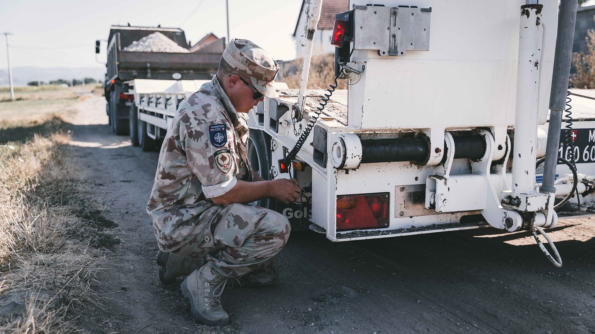 La SWISSCOY au Kosovo est, à ce jour, l’engagement le plus important de l’Armée suisse pour la promotion de la paix. Depuis 1999, jusqu’à 215 soldats par contingent sont en service dans la Kosovo Force (KFOR). Ils soutiennent la mission en assurant le maintien d’un environnement sûr et stable (safe and secure environment) et la liberté de mouvement (freedom of movement) pour toutes les citoyennes et tous les citoyens du Kosovo.
