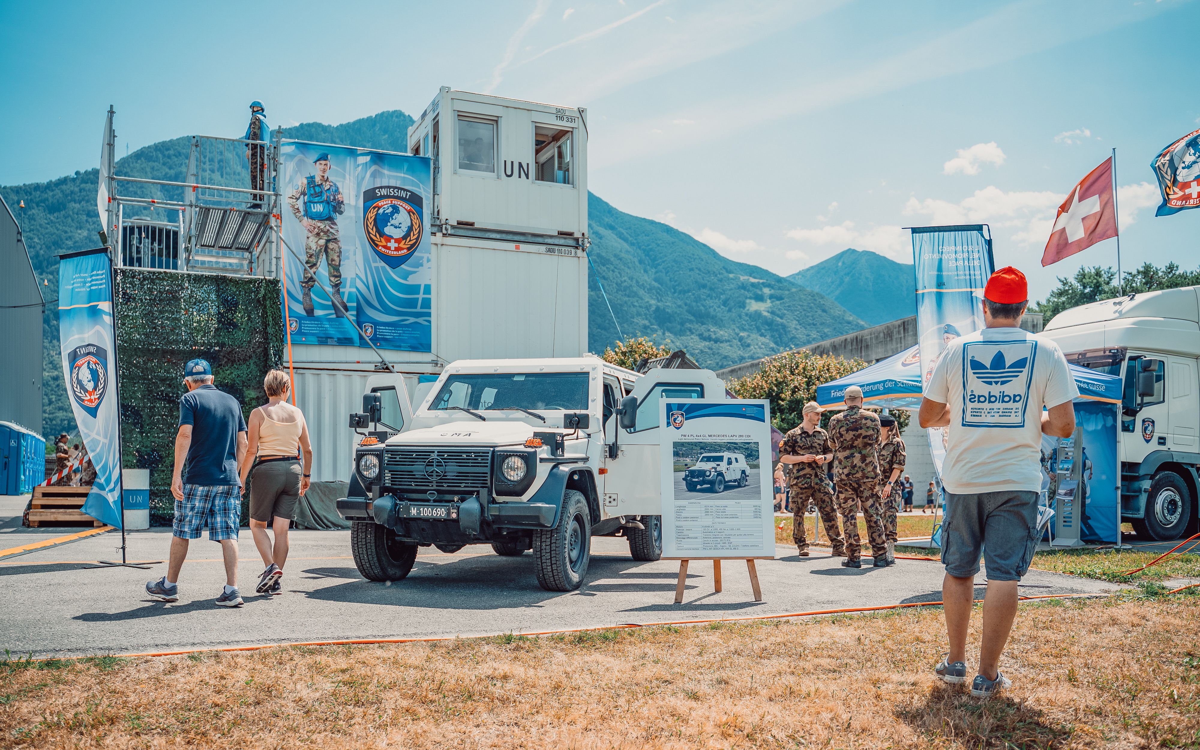 Il team Marketing del personale di SWISSINT si sposta in tutta la Svizzera per mostrare agli interessati le svariate possibilità d’impiego nel campo del promovimento della pace. Il team può contare sul supporto di uomini e donne competenti e con esperienza d'impiego. In occasione di eventi pubblici, importanti fiere per il grande pubblico, presentazioni in diverse città, università e scuole universitarie come pure durante numerose scuole reclute e scuole per i quadri dell'Esercito svizzero vengono fornite informazioni sulle diverse missioni in tutto il mondo.