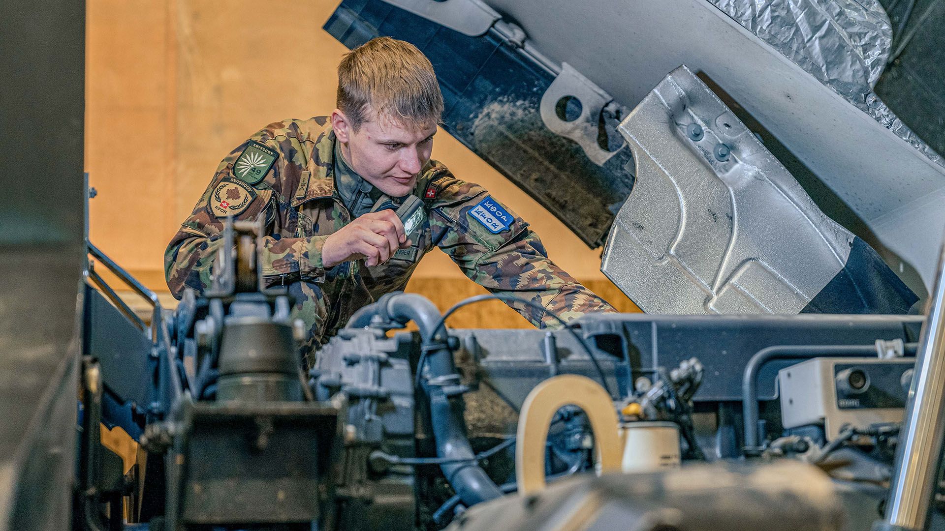 À Novo Selo, le sergent Luca Wermelinger est mécanicien responsable des camions et des véhicules blindés.