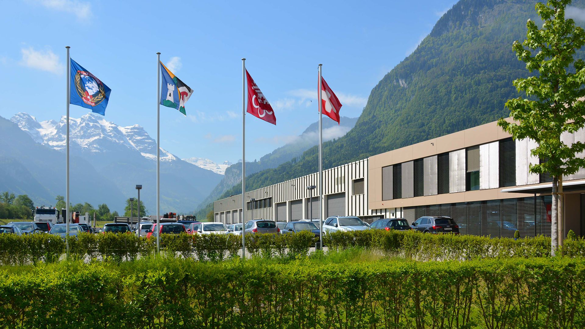 In den vergangenen 20 Jahren wurde die Infrastruktur des Waffenplatzes Wil in Oberdorf bei Stans Schritt für Schritt auf die Bedürfnisse des Kompetenzzentrums SWISSINT ausgerichtet. 2012 konnte das neue Kommandogebäude bezogen werden.