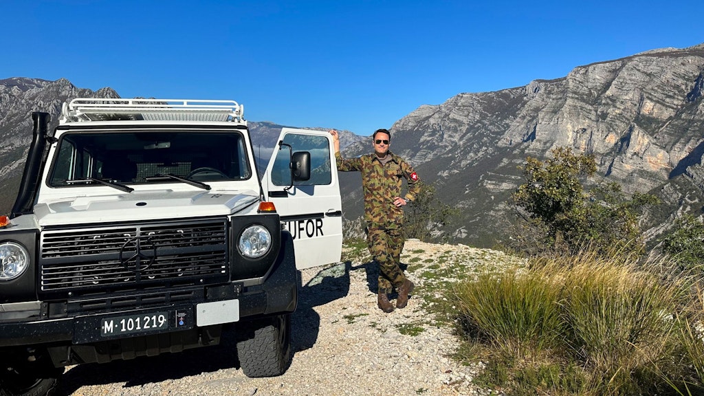 L’ufficiale specialista Lucas Renaud durante un pattugliamento nella zona di Drežnica, a nord di Mostar. 