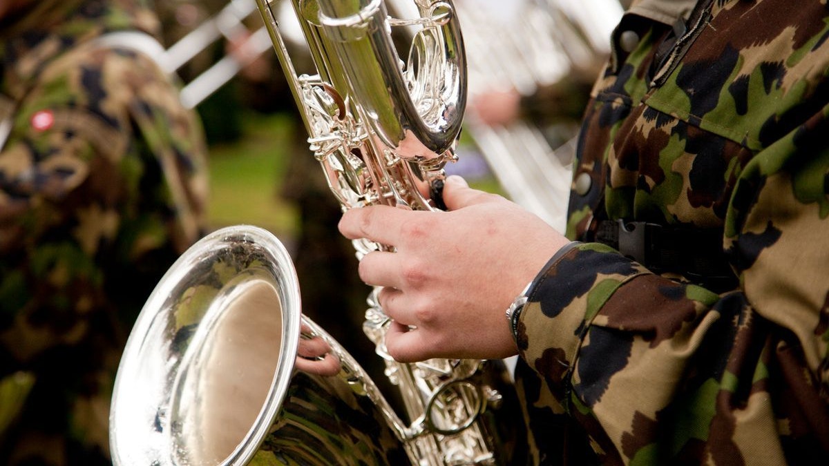 AdA spielt Saxophon
