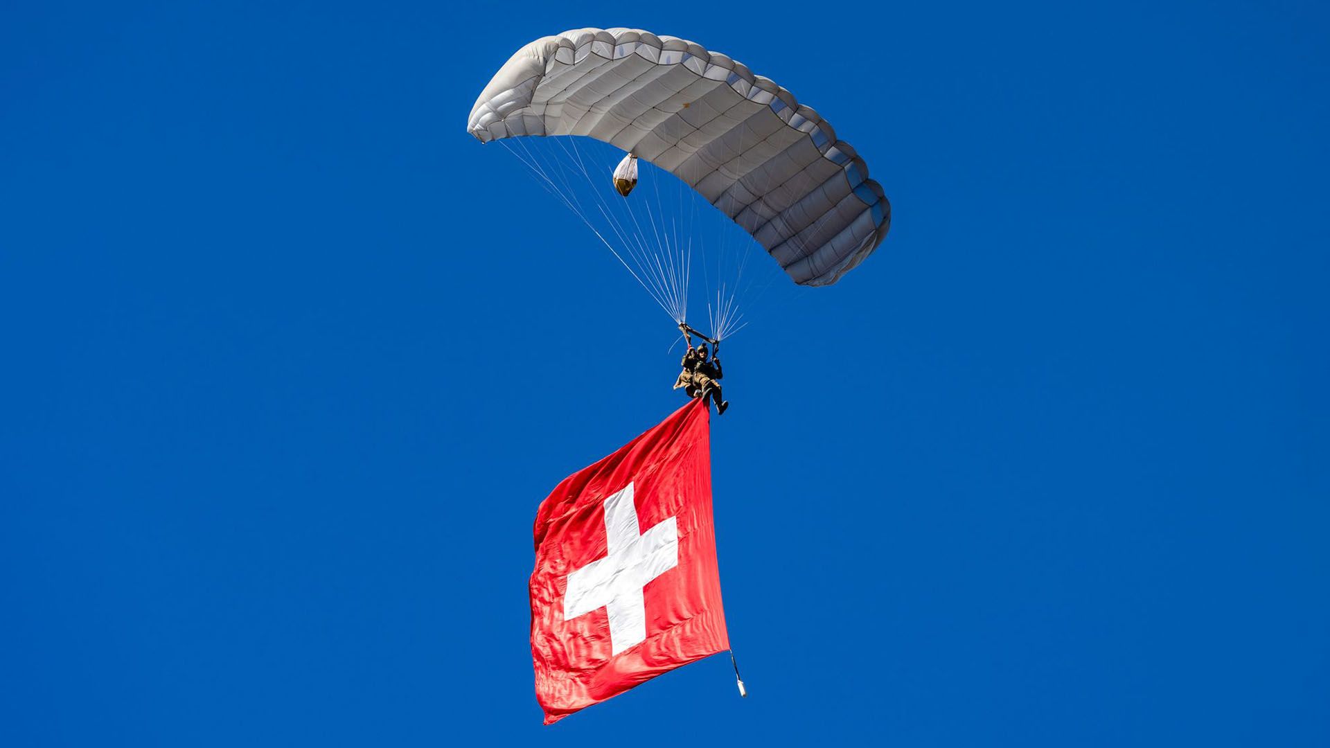 Fallschirm-Display-Team der Schweizer Armee. Kommando Spezialkräfte (KSK). Der Himmel ist klar und blau.