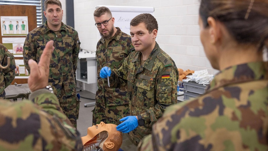 Die Zusammenarbeit im TCCC-Kurs geht über den rein fachlichen Austausch hinaus. Sie leistet einen wichtigen Beitrag zur Vertiefung der Kooperation zwischen der Schweizer Armee und den Streitkräften anderer Länder. 