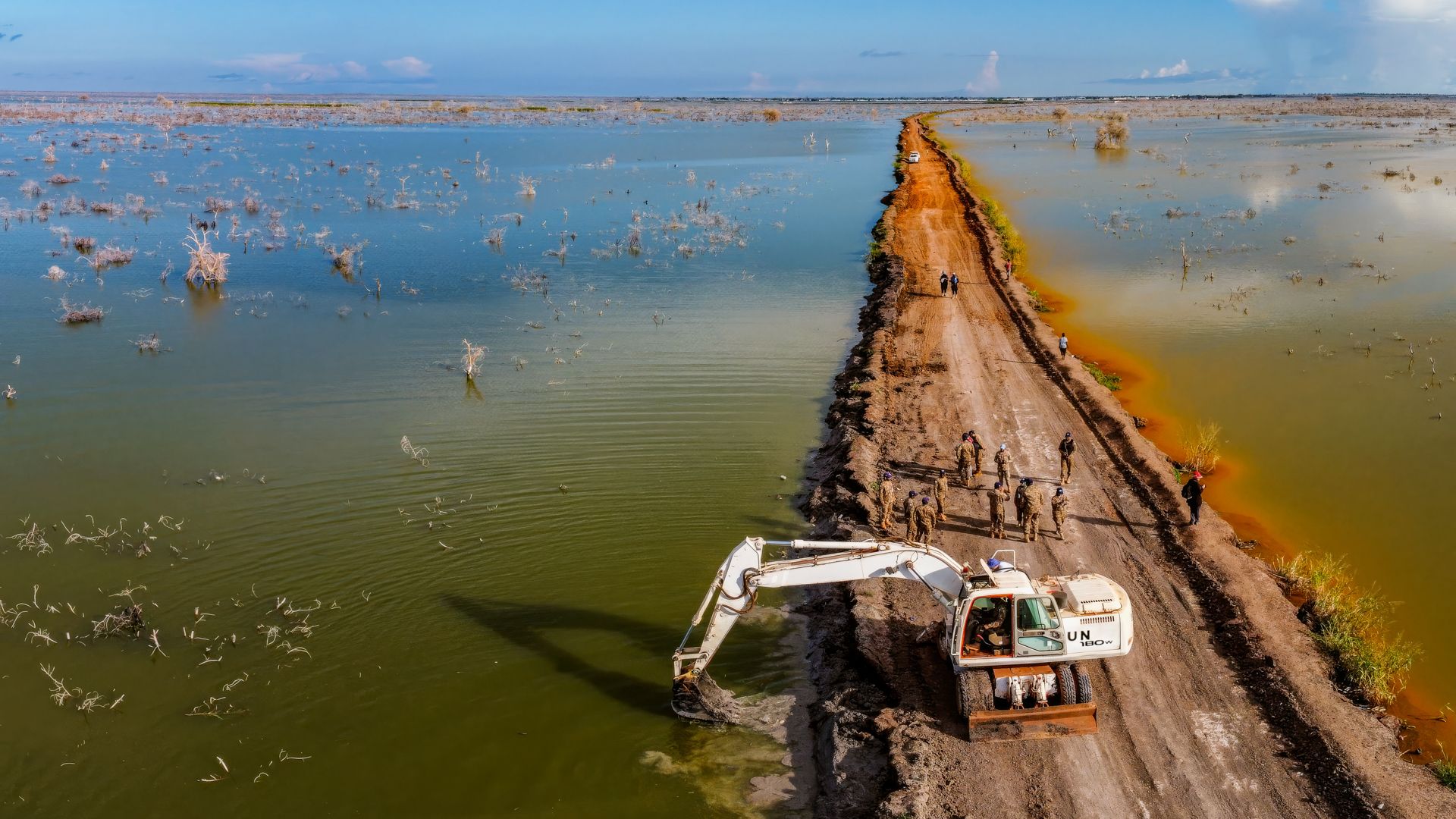 Il Sud Sudan è molto vulnerabile agli effetti del cambio climatico. A Bentiu, la capitale dello Stato di Unity, l’UNMISS ha costruito delle argini nell’ottobre 2023 per proteggere i campi di circa 300'000 profughi interni dalle inondazioni.