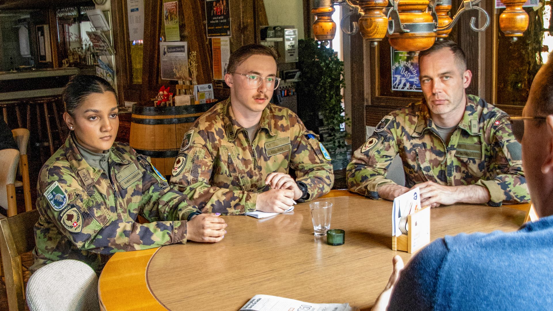 Im Rahmen der Übung durchliefen die Observer-Teams an zwölf Posten verschiedene fiktive, aber realitätsnahe Szenarios, die sie auf mögliche Situationen in ihrem Arbeitsalltag im Einsatzraum vorbereiten.