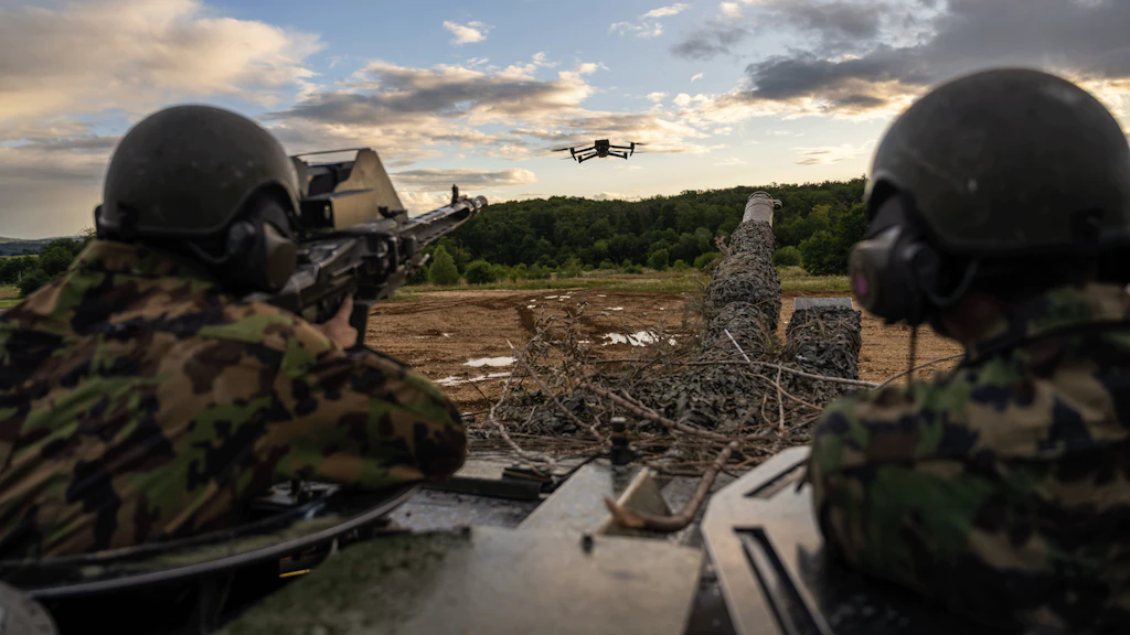 Angehörige der Armee bekämpfen eine Drohne aus einem Panzer.