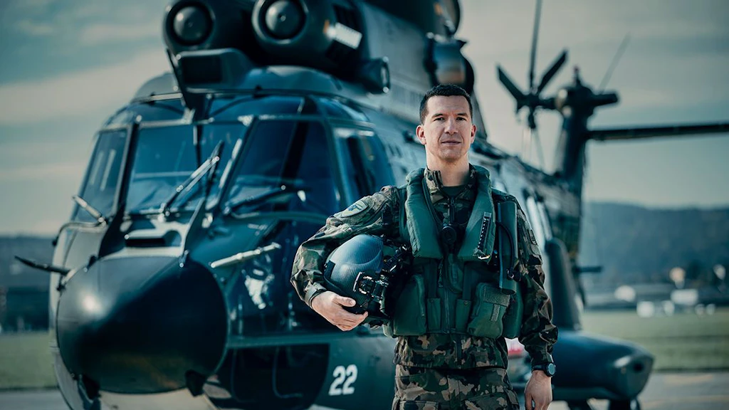 Berufsmilitärpilot Helikopter vor einem SuperPuma