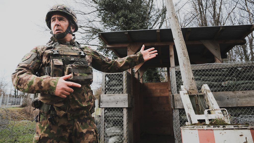 Istruttore davanti a un edificio della guardia.