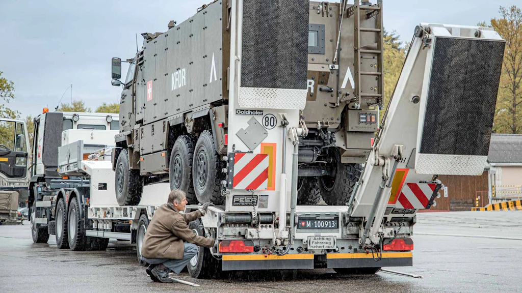 Das Beladen der SWISSCOY-Konvoi-Fahrzeuge inklusive Ladungssicherung findet in der Aussenstelle Emmen des Armeelogistikcenters Othmarsingen statt und wird von LBA-Mitarbeitern sorgfältig ausgeführt.