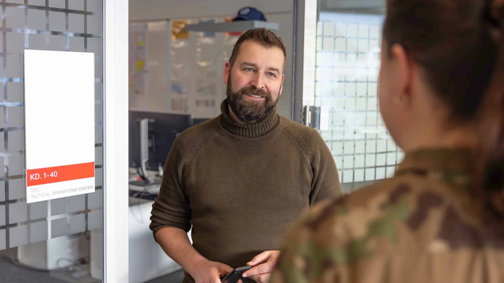 En tant que chef du TOC, Philipp Jordi dirige une équipe composée de plusieurs femmes et hommes rompus aux missions. La communication avec les peacekeepers fournissant un engagement à l’étranger constitue une mission centrale, avant, pendant et après la mission.