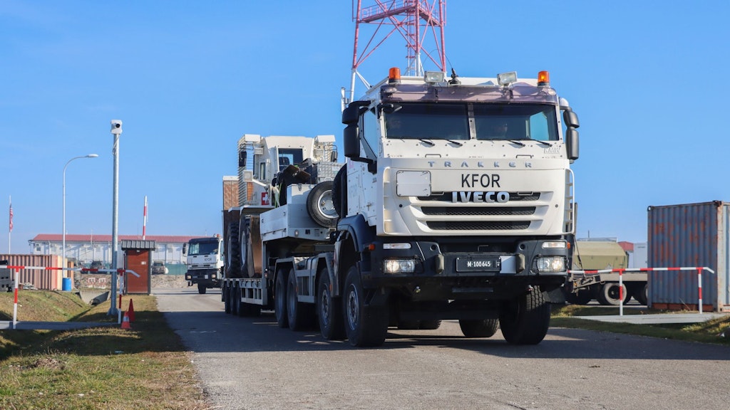 Geschützte Mittel im Einsatzraum sind das Resultat einer umfassenden Beurteilung von Lage, Auftrag und Eigenschutz. Im Bild: ein Lastwagen mit geschützter Fahrerkabine der SWISSCOY in Kosovo.