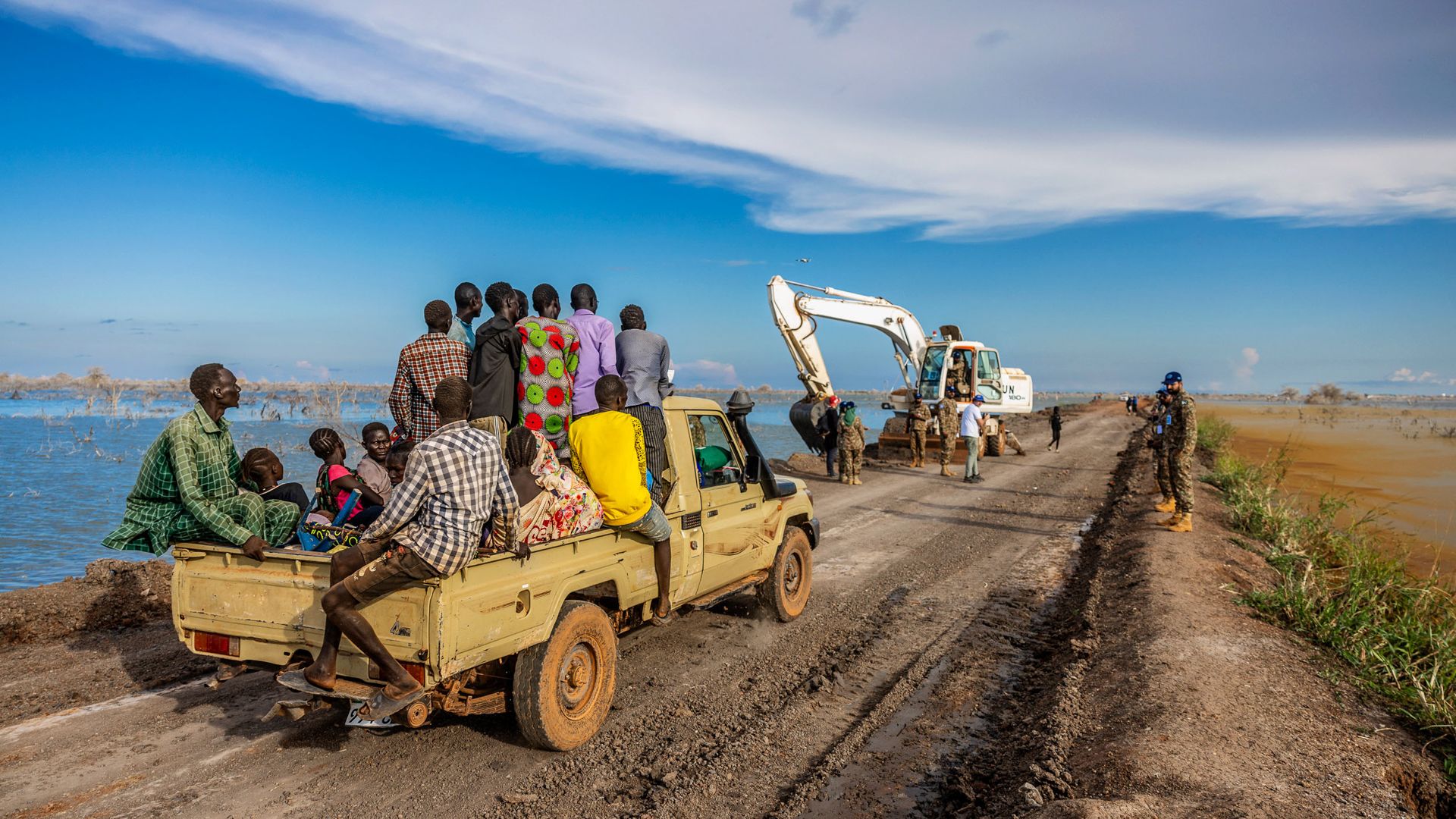 Der Südsudan ist sehr anfällig für die Auswirkungen des Klimawandels. In Bentiu, der Hauptstadt des Bundesstaates Unity, hat die UNMISS im Oktober 2023 Deiche gebaut, um die Camps der etwa 300'000 Binnenvertrieben vor Überschwemmungen zu schützen.