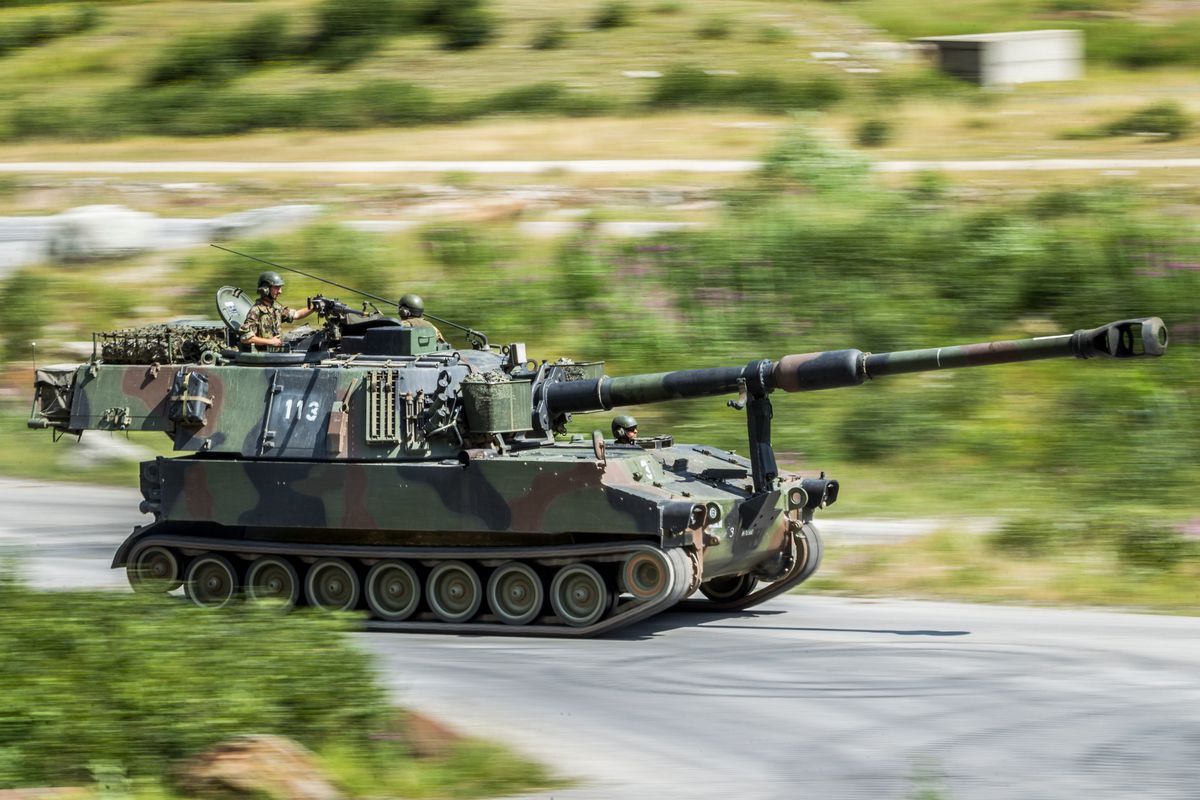 Panzerhaubitze in Fahrt