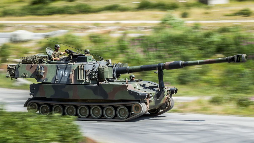 Panzerhaubitze in Fahrt