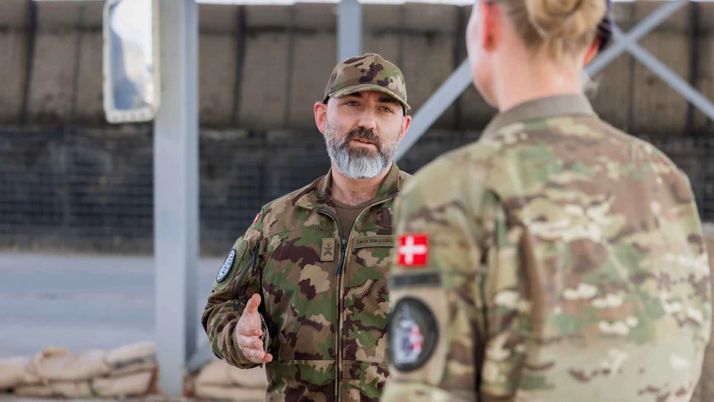 Fw Hansueli im persönlichen Gespräch mit einer dänischen Kameradin – für ihn etwas vom wichtigsten in der internationalen Zusammenarbeit.