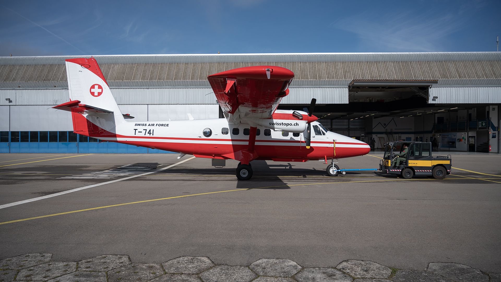 Twin Otter vor Hangar 9 Militärflugplatz Dübendorf
