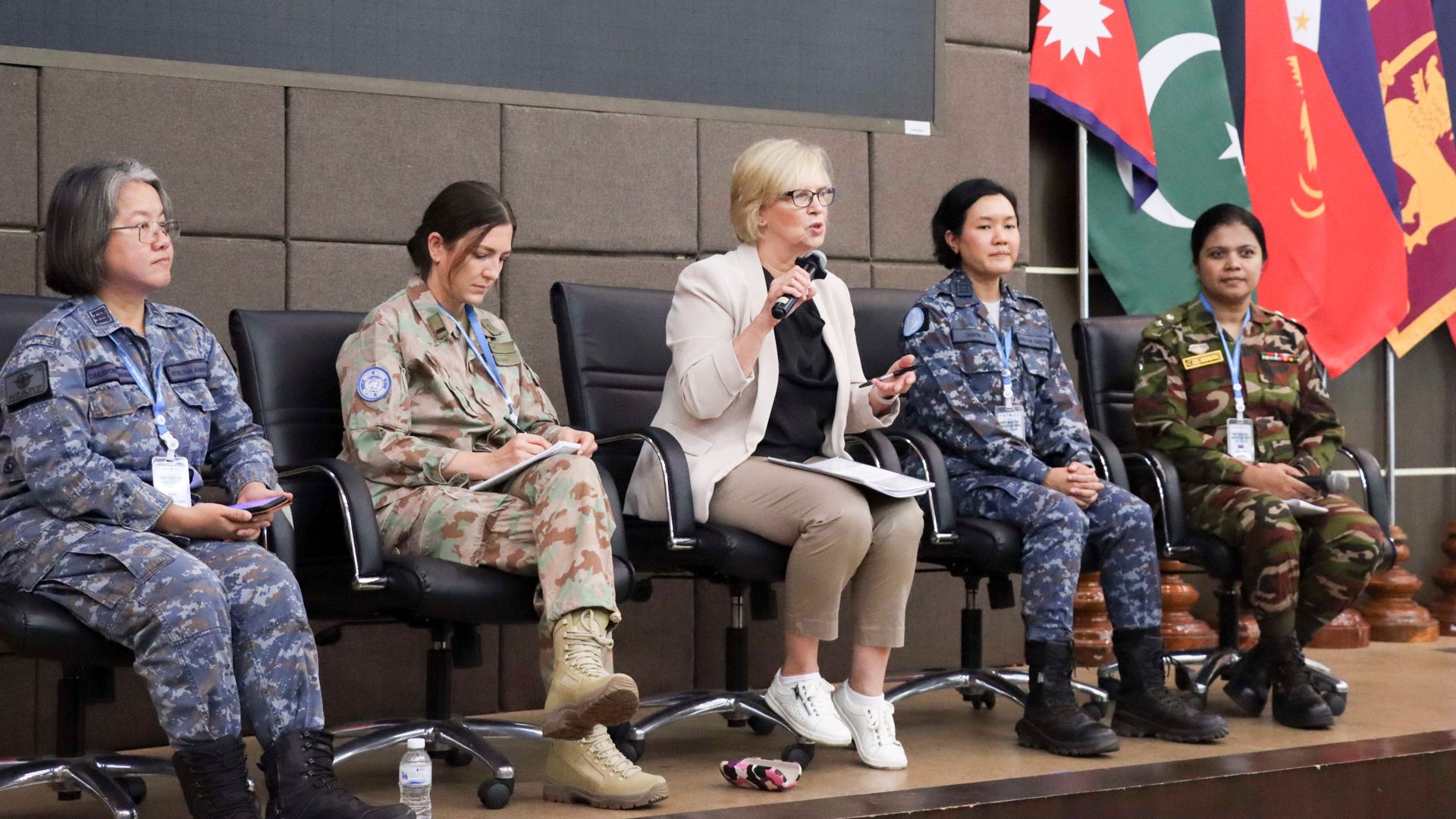 Major Sarah Brunner (links im Bild) nahm in ihrer Funktion als Deputy Military Advisor UN Women an einem Expertinnen-Panel teil, das 2024 im Rahmen des Women’s Military Peace Operations Course am Peace Operations Center in Bangkok stattfand.