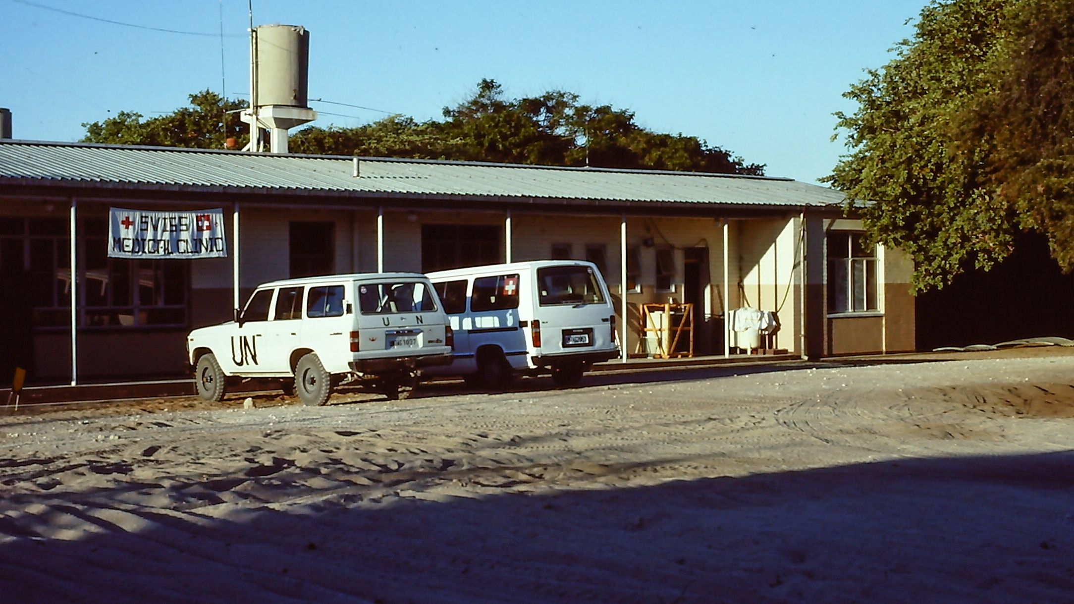 Insgesamt leisteten 387 Schweizer Armeeangehörige, darunter 157 Frauen, einen je viermonatigen Einsatz in der SMU. Nebst der medizinischen Versorgung des UNTAG-Personals nutzten sie freie Kapazitäten zugunsten der Zivilbevölkerung.