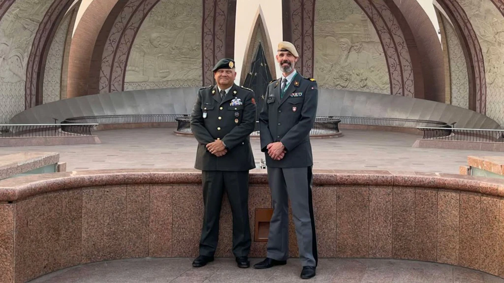 Im Rahmen von 4-PCE stehen die Kommandanten der School voor Vredesmissies, Oberstleutnant Remco Steijn (links), und des Ausbildungszentrums SWISSINT, Oberst i Gst Adrian Staub, regelmässig im Austausch.