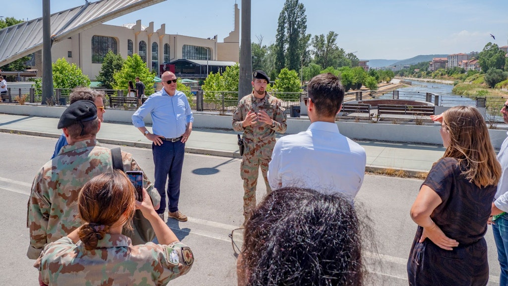 Anlässlich des Besuchs von Bundesrat Martin Pfister im Juli 2025 gab Hauptmann Florian dem Chef VBS und seiner Delegation einen Einblick in die Arbeit des LMT Mitrovica/e.