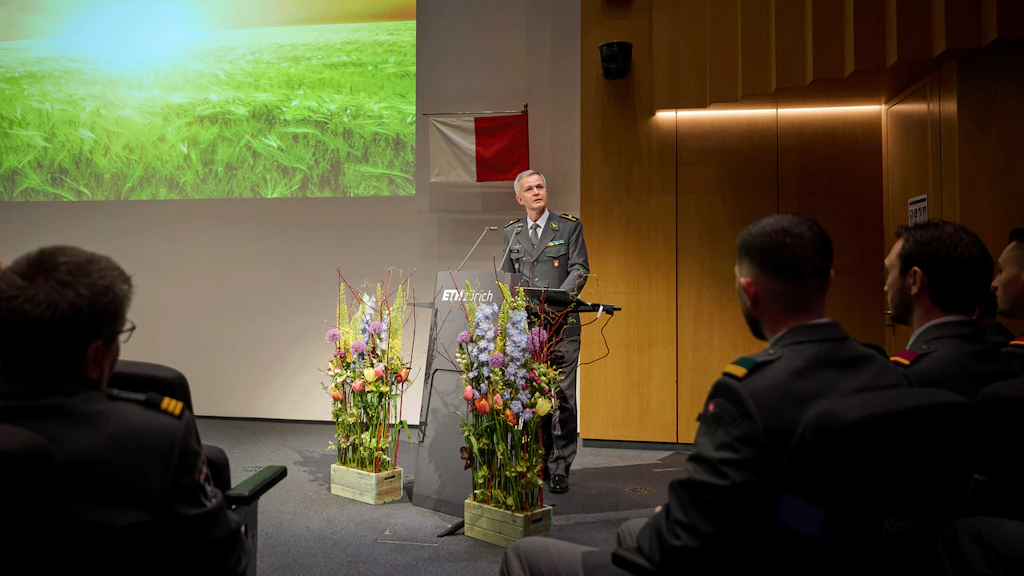 Brigadier Hugo Roux am Rednerpult