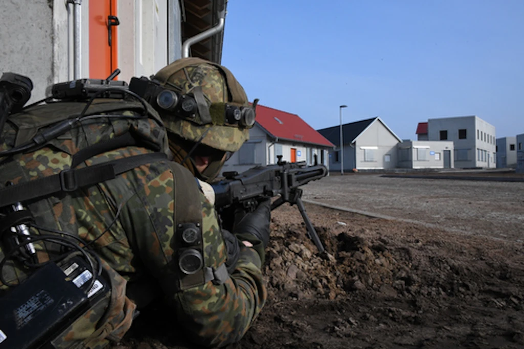 Militärischer Schütze in Dorfumgebung