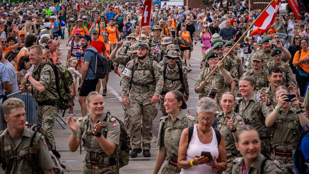 Militärische und zivile Marschierende beim Durchmarsch in Cujik.