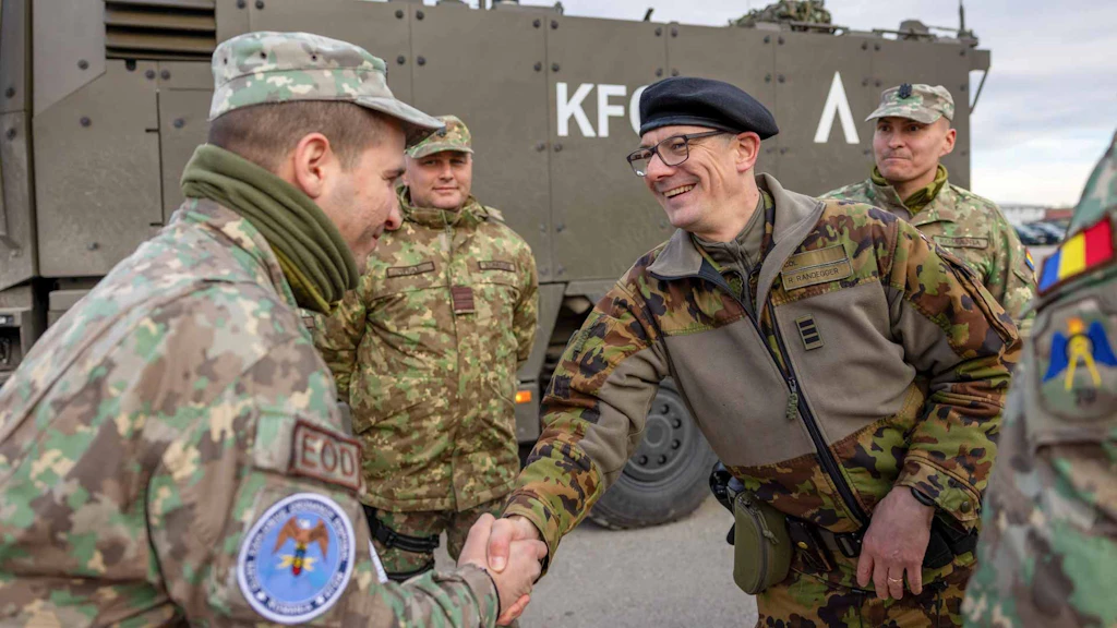Oberst im Generalstab Rico Randegger bestätigt aus der täglichen Zusammenarbeit mit Angehörigen von NATO-Mitgliedstaaten, dass die Schweiz als gleichwertiger und verlässlicher Partner wahrgenommen wird. Die Schweizer Armeeangehörigen werden im NATO-Umfeld als Kameradinnen und Kameraden sowie als Fachkräfte dank ihrer Kompetenz und Professionalität sehr geschätzt.
