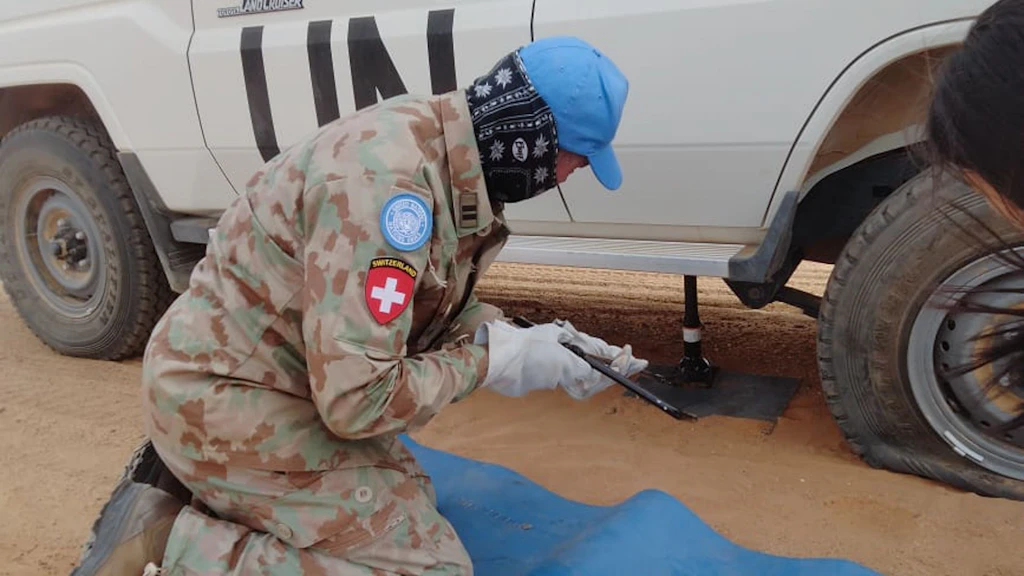 Während den Fahrten durch die endlos erscheinende Wüste in der Westsahara kann es immer wieder vorkommen, dass die Reifen gewechselt werden müssen – bei 43 Grad Celsius eine echte Heraus-forderung.