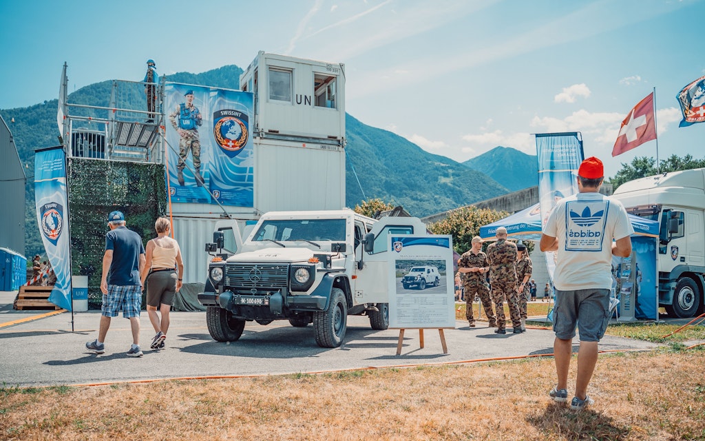 Das Personalmarketing Team von SWISSINT ist in der ganzen Schweiz unterwegs, um Interessierten die vielfältigen Einsatzmöglichkeiten in der Friedensförderung aufzuzeigen. Unterstützt wird es von kompetenten, einsatzerfahrenen Männern und Frauen. An öffentlichen Anlässen, grossen Publikumsmessen, Auftritten in diversen Städten, Universitäten und Fachhochschulen sowie an zahlreichen Tagen der Angehörigen von Rekrutenschulen informieren sie über die unterschiedlichen Missionen weltweit.