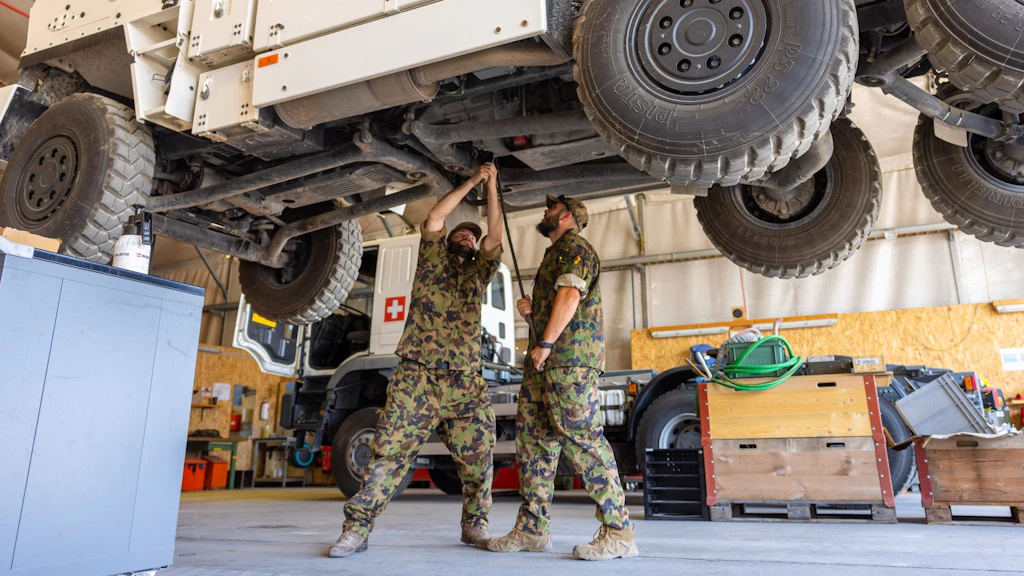 Die Instandhaltung der SWISSCOY ist für sämtliche Fahrzeuge und Maschinen zuständig, die zugunsten des Kontingents im Einsatzraum eingesetzt werden. Dazu gehört auch die Wartung und Reparatur geschützter Fahrzeuge.