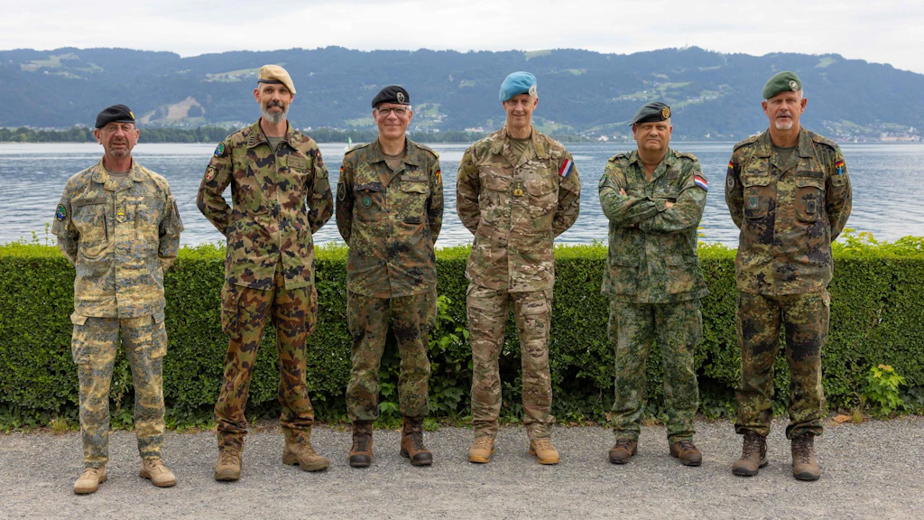 Das Framework 4-PCE steht für gelebte Kooperation. Auf dem Bild sind die Kommandanten der vier Trainingszentren zu sehen zusammen mit dem Kommandeur der Ausbildungskommandos des Heeres der Bundeswehr, Generalmajor Rhode, und dem ehemaligen niederländischen Force Commander der UNO-Mission MINUSMA in Mali, Generalleutnant Matthijssen (3. und 4. von links). 