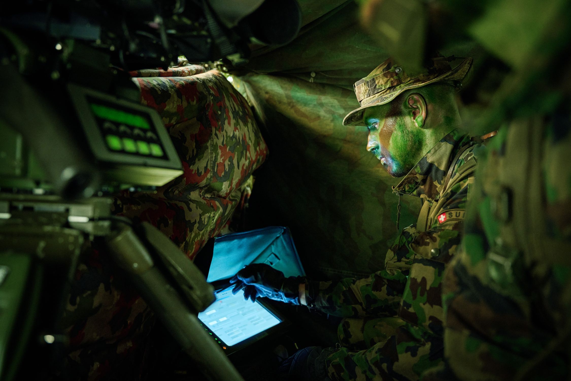 Schiesskommandant der Artillerie mit Computer in Tarnunterstand