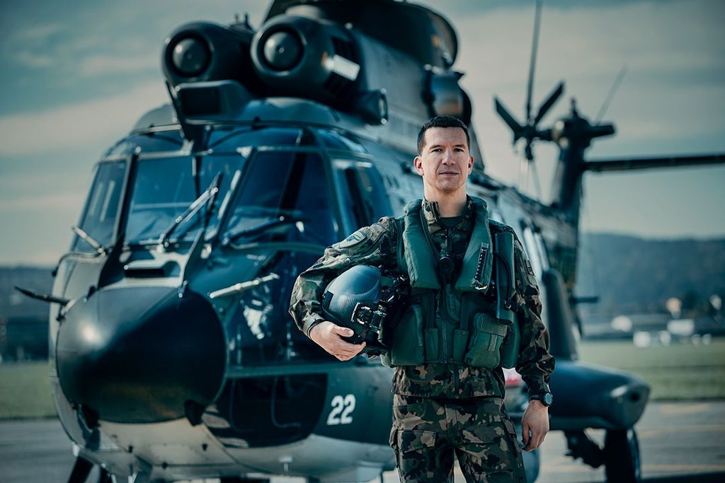 Berufsmilitärpilot Helikopter vor einem SuperPuma