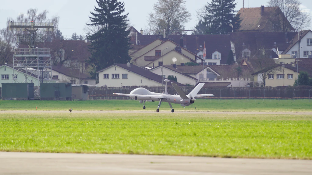 Das ADS 15 beim Start auf dem Flugplatz Dübendorf
