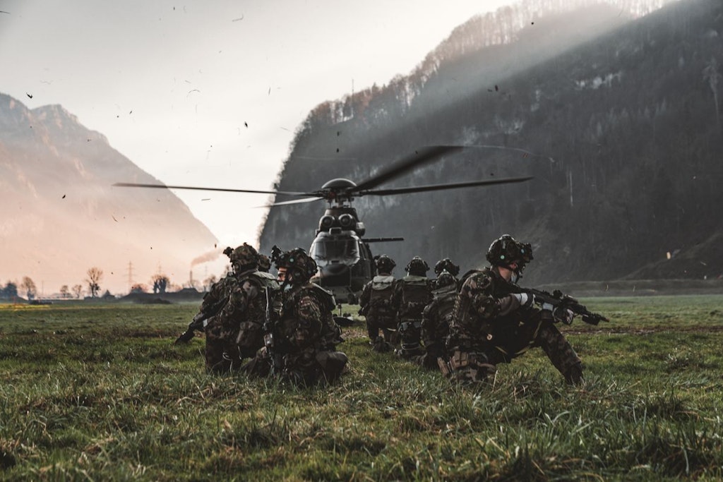 AdA davanti all'elicottero da trasporto