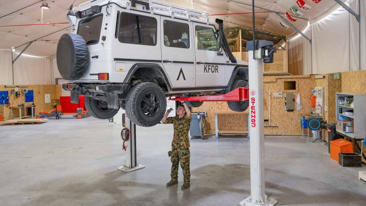 Die SWISSCOY hat bis zu 150 verschiedene Fahrzeuge im Einsatz. Dazu zählen Geländewagen, Baumaschinen, Cars, LKWs sowie gepanzerte Fahrzeuge. Für deren Wartung und Reparaturen ist die Instandhaltungsgruppe (Ih) zuständig.