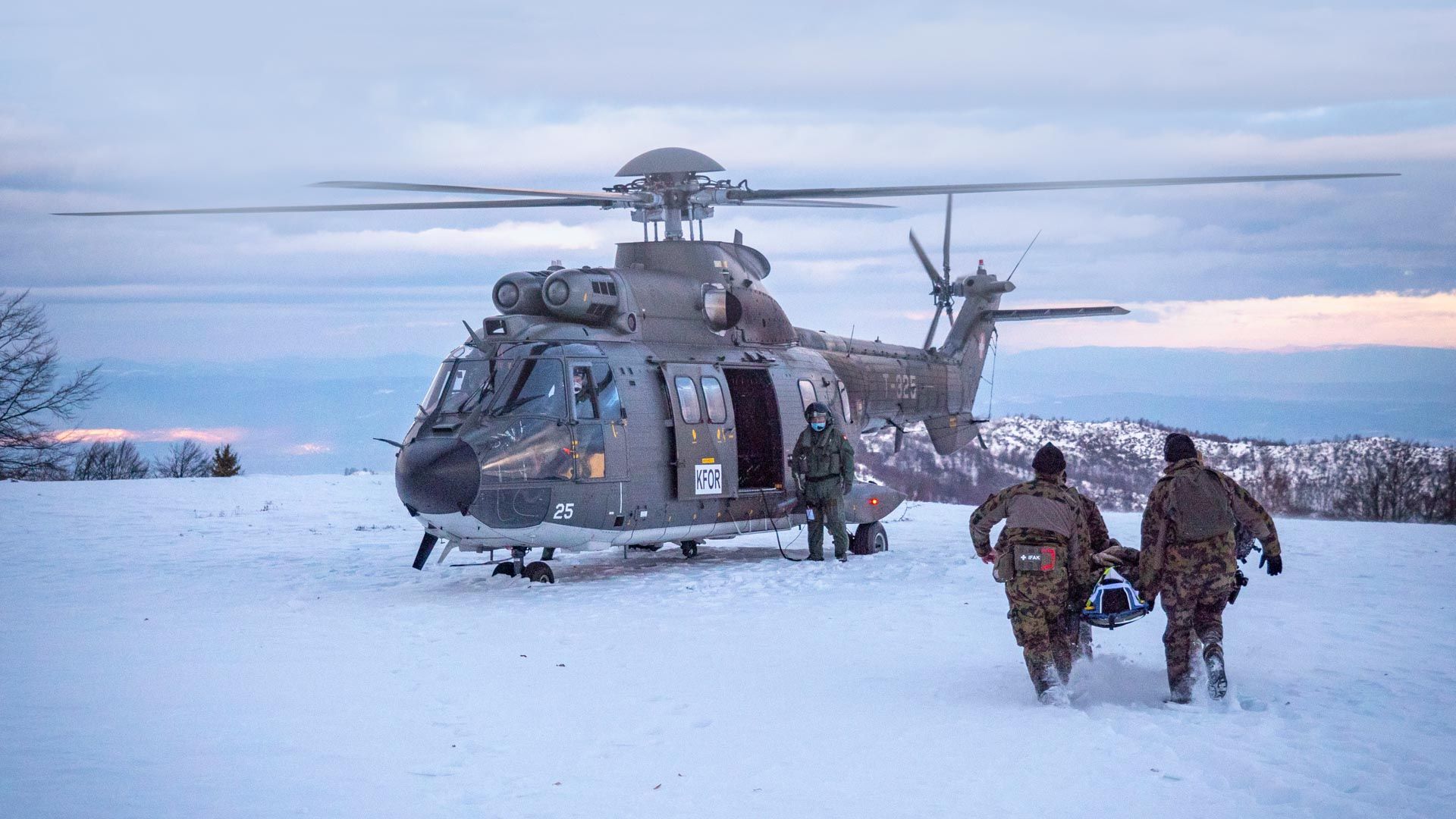 Die Luftwaffe absolvierte gemeinsam mit dem Medical Team der SWISSCOY eine nationale Übung, um eine medizinische Evakuierung (MEDEVAC) realitätsnah zu trainieren.