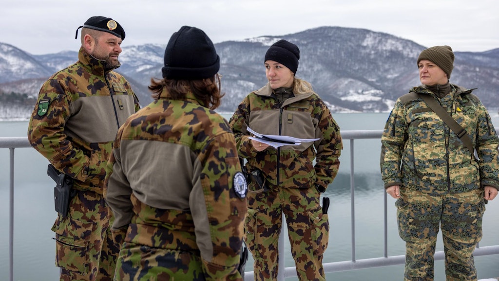 Im Gespräch mit Observern des LMT Zubin Potok.