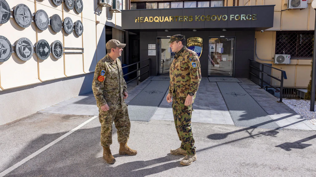 Im Rahmen des SWISSCOY-Mandats arbeiten Schweizer Stabsoffiziere im KFOR-Hauptquartier mit Armeeangehörigen anderer Nationen zusammen und stärken so die Interoperabilität der Schweizer Armee.