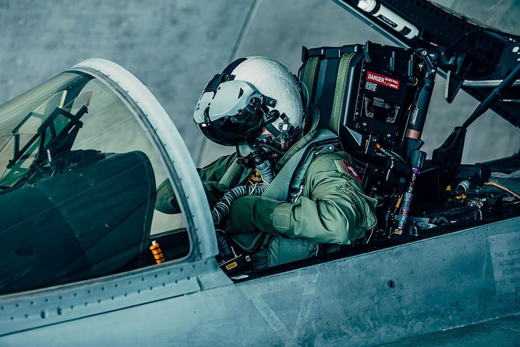 Berufsmilitärpilot Jet im F/A-18 Cockpit