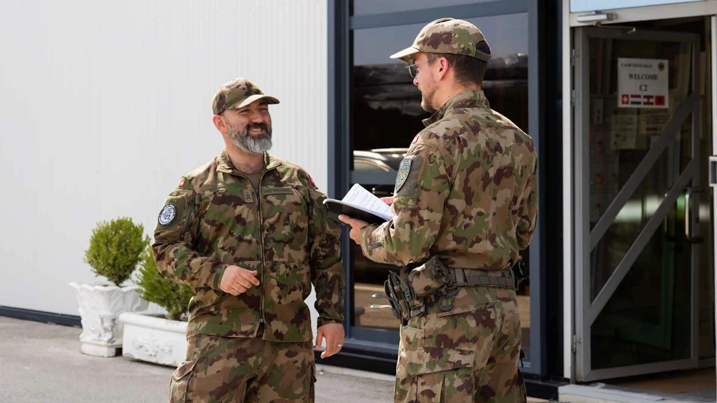 Auch für seine Kameradinnen und Kameraden aus der SWISSCOY ist Fw Hansueli die Ansprechperson, wenn reibungslose Abläufe im Camp gefragt sind.