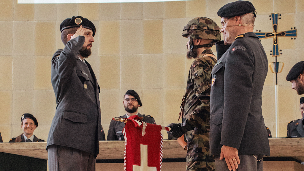 Ein Armeeseelsorger wird befördert.