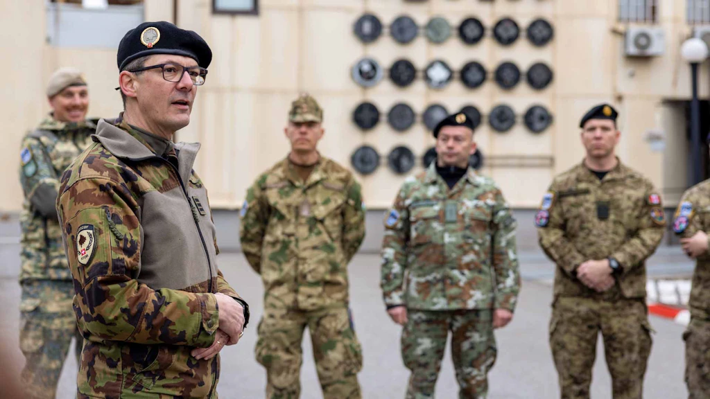 Oberst im Generalstab Rico Randegger führt während seines friedensfördernden Einsatzes in Kosovo das Kommando über die multinationale Logistikformation der KFOR.