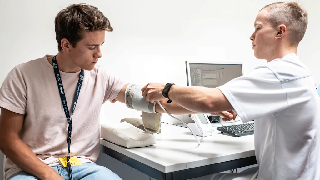 Ein Stellungspflichtiger bei der medizinischen Untersuchung während der Rekrutierung.